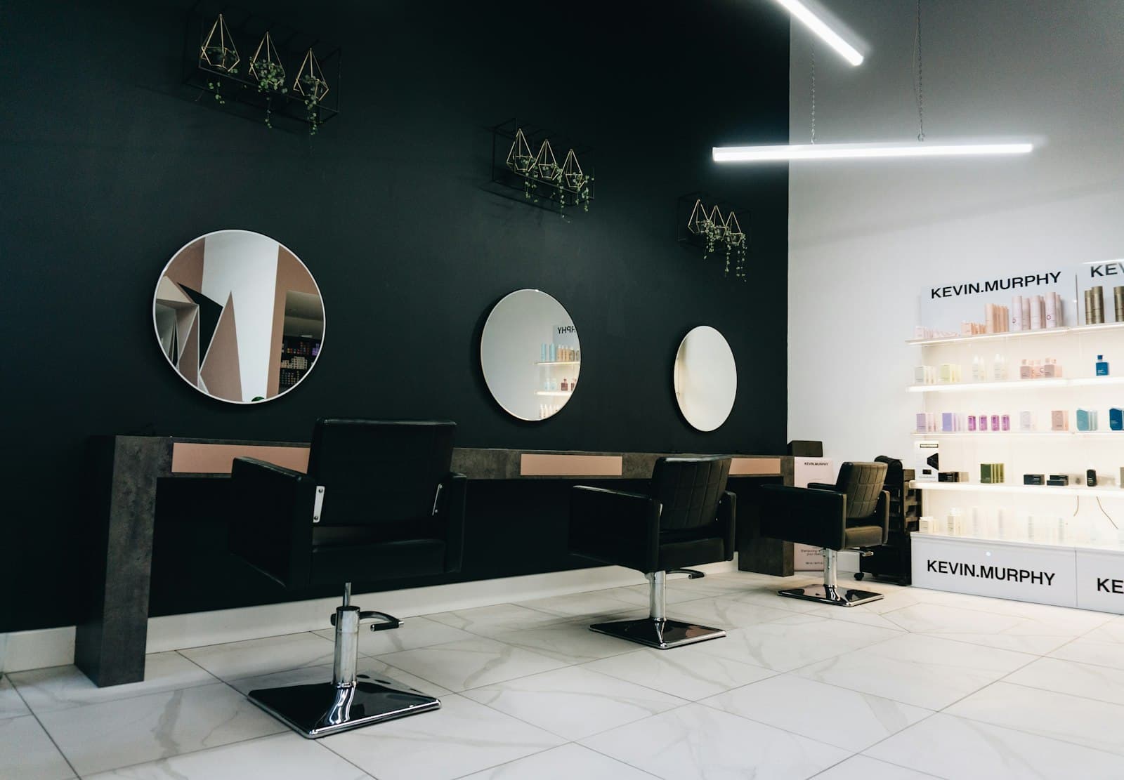 Stylingstationer på Salong Kompisklippet med stolar, speglar och produkter
