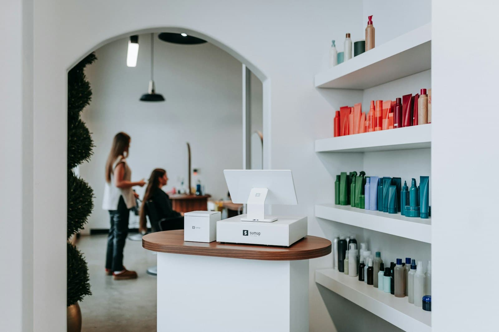 Reception i Salong Kompisklippet med produkter och stylingstation i bakgrunden