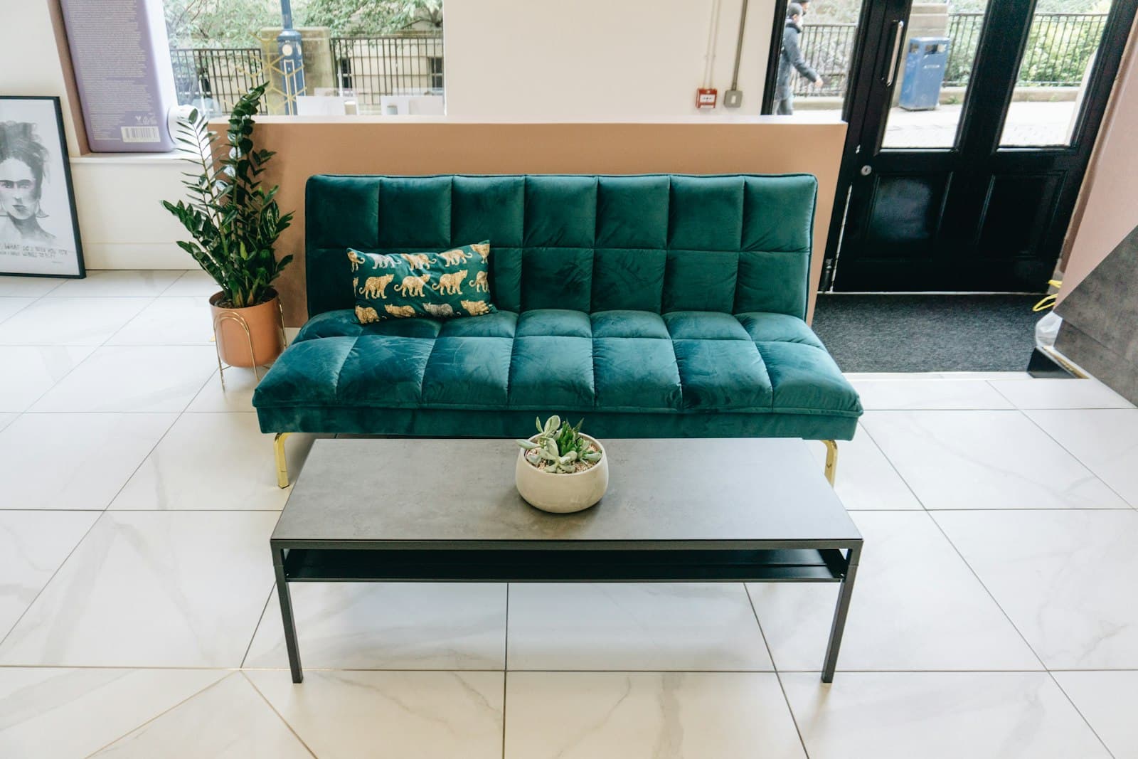 Väntrum i salongen med soffa och växt